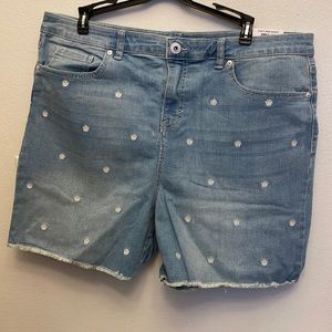 - NWT Style & Co fray hem denim embroidered flower shorts.